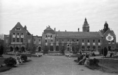 Magyarország, Kiskunhalas, Bethlen Gábor tér, háttérben a Városháza., 1957, Nagy Gyula, pad, középület, Rezső Hikisch-terv, Fischer Ágoston-terv, Kotál Henrik-terv, szecesszió, Fortepan #51548