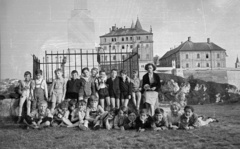 Magyarország, Veszprém, Benedek-hegy, Kőkereszt, háttérben a Vár., 1958, Nagy Gyula, csoportkép, gyerekek, Fortepan #51558