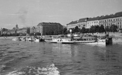 Magyarország, Budapest II., Táncsics oldalkerekes gőzhajó a Bem József téri hajóállomáson, háttérben a rakpart épületei a Dunáról nézve., 1958, Nagy Gyula, hajó, gőzhajó, lapátkerekes hajó, Kőrös/Verecke hajó, Szőke Tisza I./Táncsics/Szent Gellért hajó, Budapest, Fortepan #51565