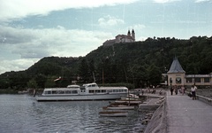 Magyarország,Balaton, Tihany, Tihany vízibusz a kikötőben, fent a Bencés Apátság., 1958, Nagy Gyula, hajó, vitorláshajó, templom, színes, kikötő, vízibusz, Vár-Kert/Hegyalja/Tihany hajó, Fortepan #51585