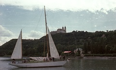 Magyarország,Balaton, Tihany, kikötő, fent a Bencés Apátság., 1958, Nagy Gyula, vitorláshajó, templom, színes, Fortepan #51589