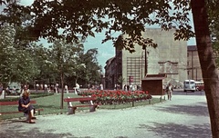 Magyarország, Budapest V., Kecskeméti utca - Kálvin tér sarok, szemben a Múzeum utca., 1958, Nagy Gyula, színes, autóbusz, virág, trolibusz, Ikarus 60T, Ikarus 60, villamosmegálló, Budapest, Fortepan #51606