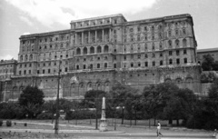 Magyarország, Tabán, Budapest I., a romos Budavári Palota (korábban Királyi Palota) az Attila útról nézve, előtérben a Dózsa György (Palota) tér., 1959, Nagy Gyula, Budapest, Fortepan #51621