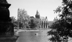 Magyarország, Városliget, Budapest XIV., Városligeti-tó, Vajdahunyad vára., 1959, Nagy Gyula, kastély, tó, csónakázás, Alpár Ignác-terv, eklektikus építészet, Budapest, Fortepan #51643