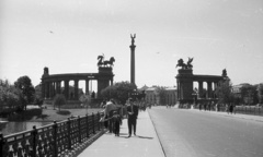 Magyarország, Városliget, Budapest XIV., Városligeti-tó feletti híd a Hősök tere felé nézve., 1959, Nagy Gyula, séta, tér, lovas szobor, Budapest, szoborcsoport, Gábriel arkangyal-ábrázolás, Fortepan #51644