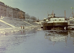 Magyarország, Budapest II., a Bem rakpart házai a Bem József tér és a Margit híd között., 1963, Fortepan, hajó, tél, színes, jégzajlás, vízibusz, 302. sz. Állóhajó/Gönyű/Böős/Melk hajó, Budapest, Fortepan #5167