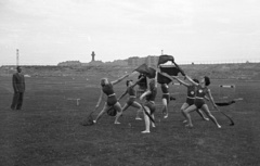 Hungary, Budapest XIII., Fáy utcai Építők (később VASAS) pálya, háttérben a Fiastyúk utcai lakótelep házai., 1955, Nagy Gyula, flag, exercise, girl, Budapest, Fortepan #51671