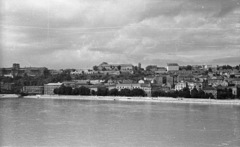 Magyarország, Budapest I., a Víziváros és a budai Vár házai a Széchenyi rakpartról nézve, balra a romos Királyi Palota (később Budavári Palota)., 1957, Nagy Gyula, háborús kár, látkép, Budapest, Fortepan #51678