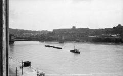 Magyarország, Budapest V.,Budapest I., a Széchenyi Lánchíd és a romos Királyi Palota (később Budavári Palota) a Széchenyi rakpart felől nézve., 1957, Nagy Gyula, hajó, híd, háborús kár, uszály, látkép, vontatóhajó, épületkár, gőzhajó, FK 306/Dévény hajó, Budapest, függőhíd, William Tierney Clark-terv, Fortepan #51681