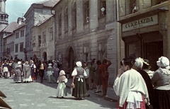 Magyarország, Sopron, Kolostor utca. A felvétel A császár parancsára című film (rendező: Bán Frigyes) forgatásakor készült., 1957, Nagy Gyula, filmforgatás, színes, jelmez, cukrászda, Fortepan #51686