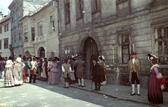 Magyarország, Sopron, Kolostor utca. A felvétel A császár parancsára című film (rendező: Bán Frigyes) forgatásakor készült., 1957, Nagy Gyula, filmforgatás, színes, jelmez, Fortepan #51689