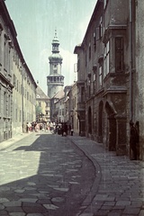 Magyarország, Sopron, Kolostor utca a Fő (Beloiannisz) tér felé nézve, háttérben a Tűztorony. A felvétel A császár parancsára című film (rendező: Bán Frigyes) forgatásakor készült., 1957, Nagy Gyula, filmforgatás, színes, utcakép, torony, Fortepan #51690