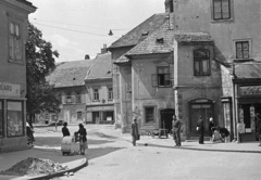 Magyarország, Sopron, Előkapu., 1957, Nagy Gyula, cégtábla, babakocsi, utcakép, életkép, kézikocsi, Fortepan #51716