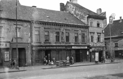 Magyarország, Sopron, Várkerület (Lenin körút) - Ikvahíd sarok., 1957, Nagy Gyula, cégtábla, babakocsi, utcakép, életkép, hirdetőoszlop, lámpaoszlop, postaláda, köztéri óra, golyónyom, szoborfülke, postahivatal, Fortepan #51746