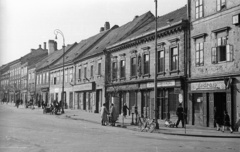 Magyarország, Sopron, Várkerület (Lenin körút) az Ikvahídtól nézve., 1957, Nagy Gyula, kerékpár, cégtábla, óra, babakocsi, utcakép, életkép, hirdetőoszlop, lámpaoszlop, postaláda, Fortepan #51749