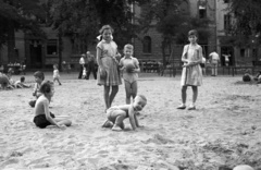 Hungary, Budapest V., Károlyi kert, háttérben a Magyar utca házai., 1955, Nagy Gyula, playground, genre painting, kids, sandpit, Budapest, Fortepan #51762