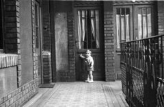 Hungary, Budapest V., Papnövelde (Eötvös Loránd) utca 8., 1955, Nagy Gyula, courtyard balcony, kid, Budapest, Fortepan #51764