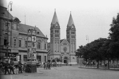 Magyarország, Nyíregyháza, Kossuth tér, Korona szálló, római katolikus székesegyház., 1953, Nagy Gyula, kerékpár, templom, kandeláber, hirdetőoszlop, katolikus, Fortepan #51800