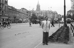 Magyarország, Debrecen, Kossuth tér., 1953, Nagy Gyula, kerékpár, útjelző tábla, teherautó, hátratett kéz, gyalogátkelő, Csepel-márka, Csepel B-350/D-350, Chausson-márka, Fortepan #51803