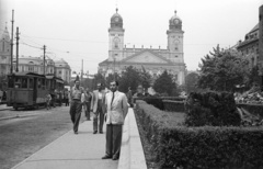 Magyarország, Debrecen, Piac utca (Vörös Hadsereg útja), háttérben a Református Nagytemplom., 1953, Nagy Gyula, templom, villamos, klasszicizmus, villamosmegálló, timpanon, Rabl Károly-terv, Péchy Mihály-terv, hátratett kéz, Fortepan #51805