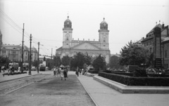 Magyarország, Debrecen, Piac utca (Vörös Hadsereg útja), háttérben a Református Nagytemplom., 1953, Nagy Gyula, templom, autóbusz, magyar gyártmány, emlékmű, Ikarus-márka, klasszicizmus, Ikarus 30, villanyoszlop, timpanon, Rabl Károly-terv, Péchy Mihály-terv, Fortepan #51806