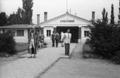 Magyarország, Hajdúszoboszló, Gyógyfürdő bejárat., 1953, Nagy Gyula, uszoda, kémény, fürdőköpeny, hátratett kéz, Fortepan #51810