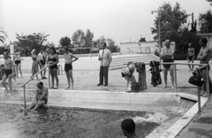 Magyarország, Hajdúszoboszló, strand., 1953, Nagy Gyula, uszoda, fürdőzés, szalmakalap, medence létra, Fortepan #51814