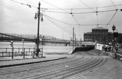 Magyarország, Budapest V., pesti alsó rakpart az Eötvös térnél. A Széchenyi Lánchíd hídfője és a Magyar Tudományos Akadémia épülete., 1954, Nagy Gyula, híd, jelzőlámpa, árvíz, neoreneszánsz, sínpálya, Magyar Tudományos Akadémia, felsővezeték, Budapest, függőhíd, William Tierney Clark-terv, Friedrich August Stüler-terv, Fortepan #51821