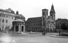 Magyarország, Budapest V., Március 15. tér, Erzsébet királyné emlékművének csarnoka, mögötte az ELTE Bölcsészkar (egykor és ma Piarista Gimnázium és Rendház) épülete. Jobbra a Belvárosi templom., 1954, Nagy Gyula, templom, emlékmű, Budapest, Stróbl Alajos-terv, Fortepan #51825