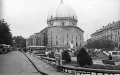 Magyarország, Pécs, Széchenyi tér, szemben a Dzsámi, előtte az Örökmécses., 1953, Nagy Gyula, templom, autóbusz, magyar gyártmány, Ikarus-márka, automobil, Ikarus 30, Fortepan #51846