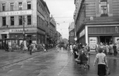 Magyarország, Pécs, Széchenyi tér, szemben a Király (Kossuth Lajos) utca., 1953, Nagy Gyula, kirakat, cégtábla, villamos, politikai dekoráció, ruhaüzlet, roller, gyalogátkelő, Fortepan #51847