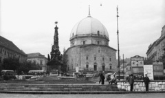 Magyarország, Pécs, Széchenyi tér, Szentháromság-szobor, szemben a Dzsámi és előtte az Örökmécses., 1953, Nagy Gyula, templom, kandeláber, propaganda, szentháromság szobor, Fortepan #51848