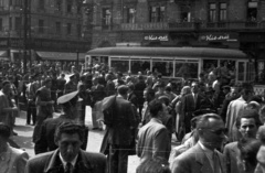 Magyarország, Budapest VIII.,Budapest VII., Baross tér, szemben a Bethlen Gábor utca - Thököly út sarok., 1953, Nagy Gyula, tömeg, villamos, szurkoló, Budapest, Fortepan #51859