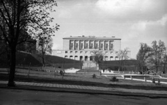 Magyarország, Budapest II., Mechwart liget, szemben a Kerületi Tanács épülete (később Polgármesteri hivatal)., 1953, Nagy Gyula, Budapest, park, középület, Fortepan #51862