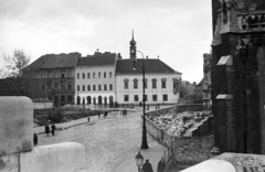 Magyarország, budai Vár, Budapest I., Szentháromság tér a Halászbástyáról nézve, jobbra a Mátyás-templom., 1953, Nagy Gyula, templom, óra, építkezés, utcakép, lámpaoszlop, gázlámpa, Budapest, huszártorony, Fortepan #51864