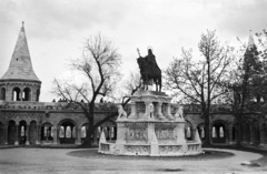 Magyarország, budai Vár, Budapest I., Szentháromság tér, Szent István szobra (Stróbl Alajos, 1906.) a Halászbástyánál., 1953, Nagy Gyula, szobor, lovas szobor, Szent István-ábrázolás, Budapest, Fortepan #51867