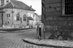 Magyarország, budai Vár, Budapest I., Bécsi kapu tér a Nándor utcából nézve, Budavári Evangélikus templom és a Kazinczy emlékkút (Pásztor János, 1936.)., 1953, Nagy Gyula, templom, eklektikus építészet, Budapest, Kallina Mór-terv, neobarokk stílus, golyónyom, Fortepan #51877