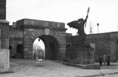 Magyarország, budai Vár, Budapest I., Bécsi kapu tér, Bécsi kapu, Budavár visszavételének emléke (Ohmann Béla, 1936.)., 1953, Nagy Gyula, lámpa, korlát, szobor, lámpaoszlop, angyal-ábrázolás, Budapest, Fortepan #51879