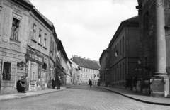 Magyarország, budai Vár, Budapest I., Táncsics Mihály utca a Bécsi kapu tér felől nézve., 1953, Nagy Gyula, lámpa, utcakép, postaláda, tejbolt, Budapest, Fortepan #51880