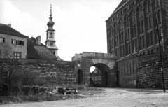 Magyarország, budai Vár, Budapest I., Bécsi kapu. Háttérben a Budavári Evangélikus templom tornya, jobbra Magyar Országos Levéltár épülete., 1953, Nagy Gyula, templom, torony, neoromán építészet, eklektikus építészet, Budapest, Kallina Mór-terv, neobarokk stílus, Pecz Samu-terv, Fortepan #51883