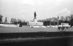 Magyarország, Budapest XIV., a mai Ötvenhatosok tere (Sztálin tér), szemben Mikus Sándor szobrászművész alkotása a Sztálin szobor., 1953, Nagy Gyula, szobor, kommunizmus, Sztálin ábrázolás, Budapest, Fortepan #51886