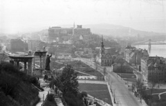 Magyarország, Gellérthegy, Budapest I., Szent Gellért szobor (Jankovits Gyula, 1904.), látkép a budai Vár felé., 1953, Nagy Gyula, templom, szobor, park, Duna, Budapest, függőhíd, Szent Gellért-ábrázolás, William Tierney Clark-terv, Fortepan #51903