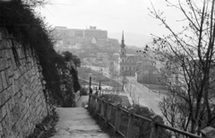 Magyarország, Gellérthegy, Budapest I., látkép a Tabán felé nézve, Döbrentei tér, Alexandriai Szent Katalin-templom, háttérben a budai Vár., 1953, Nagy Gyula, templom, korlát, park, Budapest, Fortepan #51906