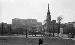 Magyarország, Tabán, Budapest I., Döbrentei tér, Alexandriai Szent Katalin-templom, háttérben a budai Vár., 1953, Nagy Gyula, templom, park, villamos, Budapest, Fortepan #51912