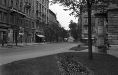 Magyarország, Budapest V., Egyetem tér, szemben a Kecskeméti utca., 1953, Nagy Gyula, autóbusz, magyar gyártmány, MÁVAG-márka, hirdetőoszlop, MÁVAG Tr5, Budapest, Fortepan #51937