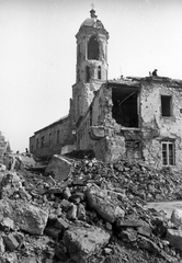 Magyarország, budai Vár, Budapest I., Tóth Árpád sétány (Gróf Bethlen István bástyasétány) a Kapisztrán térnél, háttérben a Mária Magdolna templom., 1945, Kramer István dr, Kunszt János, templom, háborús kár, rom, Budapest, Fortepan #52009