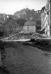 Magyarország, Budapest I., Szalag utca - Hunyadi János út - Magas utca találkozása a Szalag utcából nézve. Balra fenn az Ybl (Hatvany) villa., 1945, Kramer István dr, Kunszt János, háborús kár, rom, Budapest, Fortepan #52011