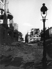 Magyarország, Budapest I., Naphegy utca, jobbra a Lisznyai utca és a Tigris utca torkolata., 1945, Kramer István dr, Kunszt János, háborús kár, kandeláber, rom, épületkár, gázlámpa, Budapest, Fortepan #52014