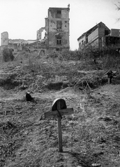 Hungary, Budapest I., Lisznyai utca 15. a Naphegy utca felől nézve., 1945, Kramer István dr, Kunszt János, war damage, genre painting, ruins, grave, Budapest, Fortepan #52025