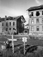 Hungary, Budapest XII.,Budapest I., Avar utca 2a-b épületei a Hegyalja út irányából nézve., 1945, Kramer István dr, Kunszt János, war damage, ruins, grave, Budapest, Fortepan #52027